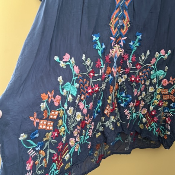 Beautiful embroidered Johnny Was blouse - Picture 3 of 5